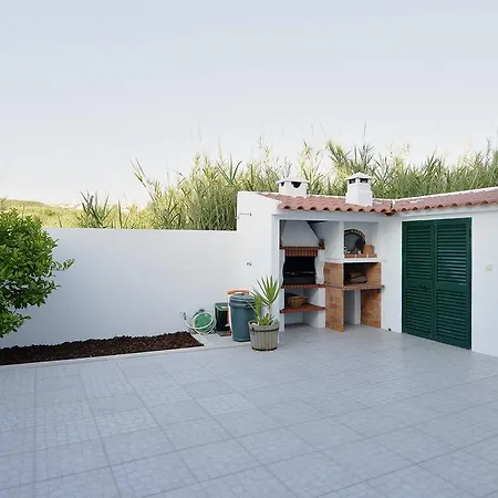 Flh Oeste Summer House With Terrace Hébergement de vacances *